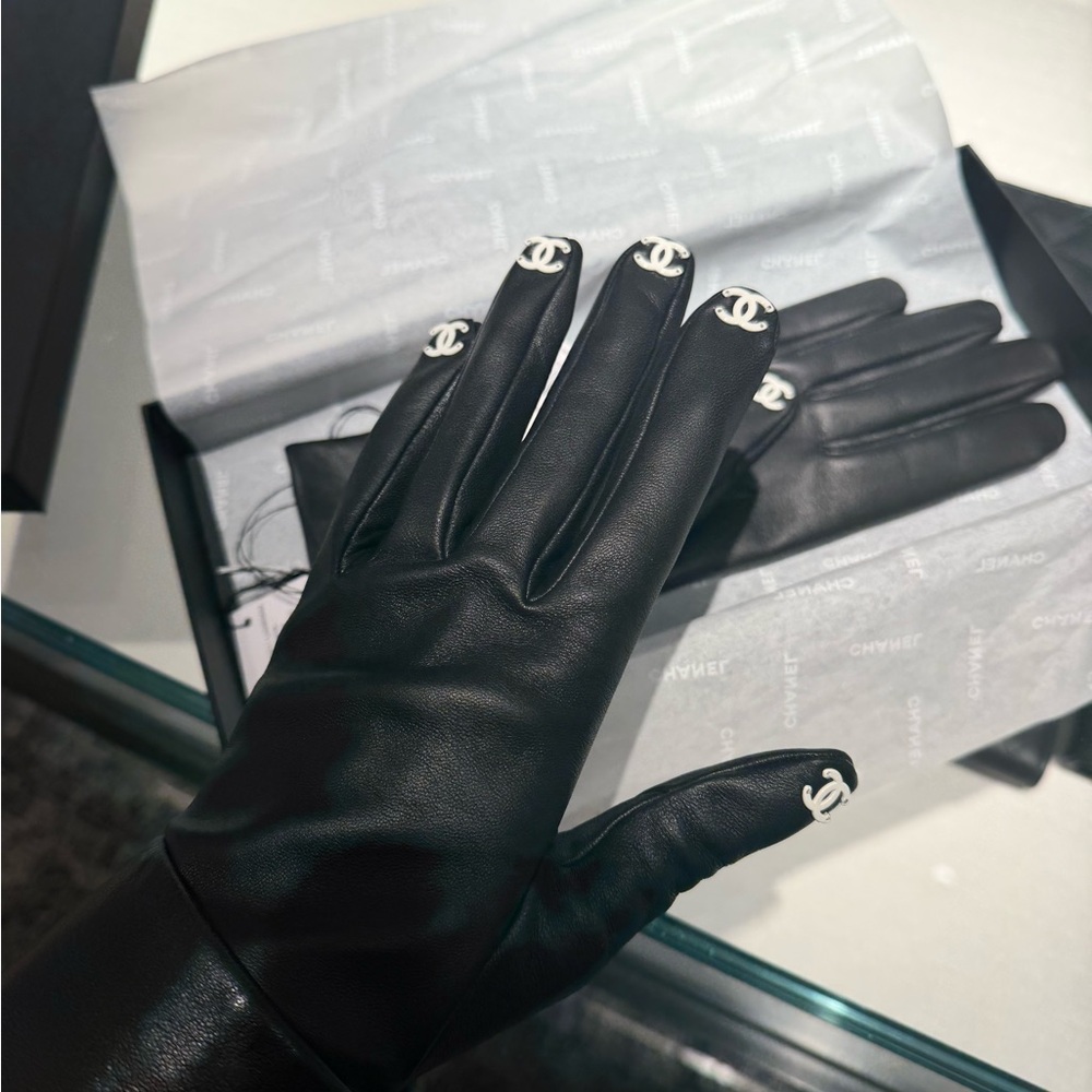 CHANEL Elegant Black Leather Gloves with Iconic Emblem - Picture 3 of 8
